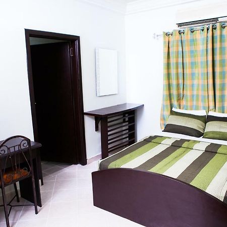 Maxwell Court Apartments Акра Екстериор снимка