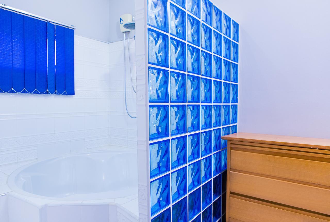 Maxwell Court Apartments Акра Екстериор снимка