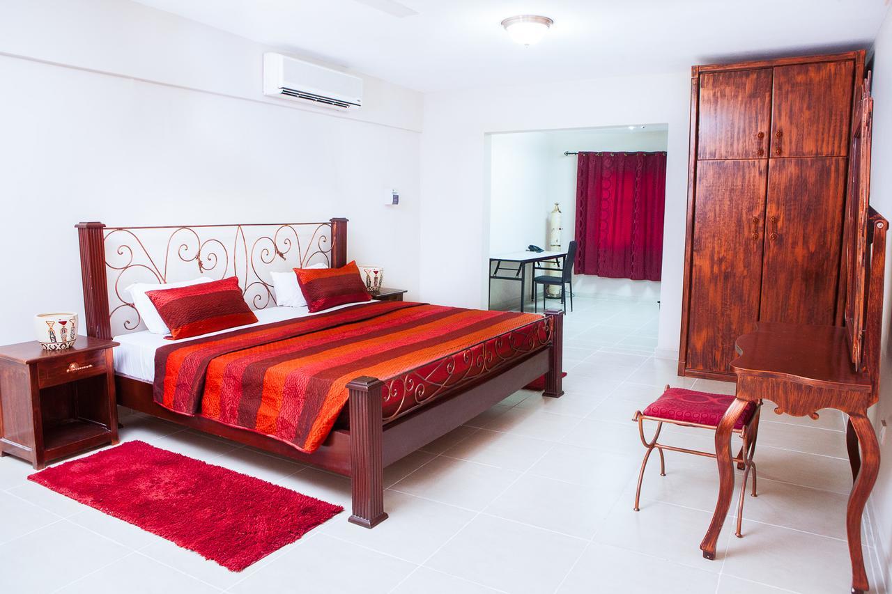 Maxwell Court Apartments Акра Екстериор снимка