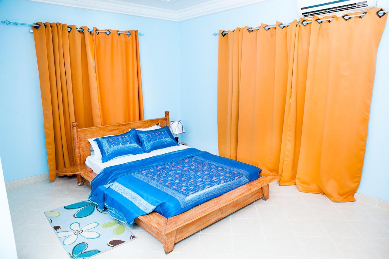 Maxwell Court Apartments Акра Екстериор снимка