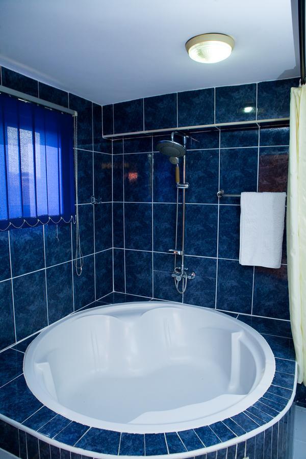 Maxwell Court Apartments Акра Екстериор снимка