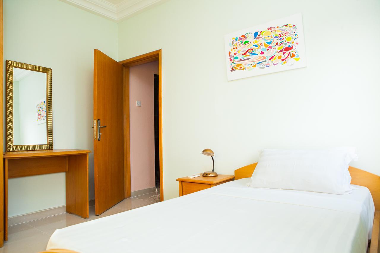 Maxwell Court Apartments Акра Екстериор снимка