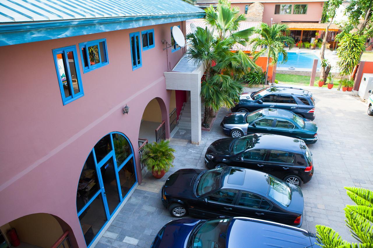 Maxwell Court Apartments Акра Екстериор снимка