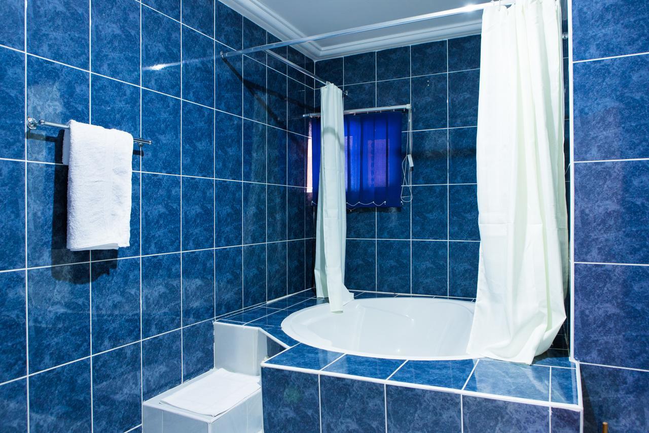 Maxwell Court Apartments Акра Екстериор снимка