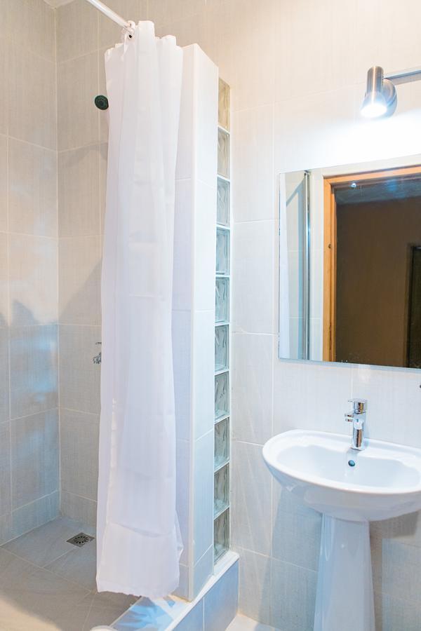 Maxwell Court Apartments Акра Екстериор снимка