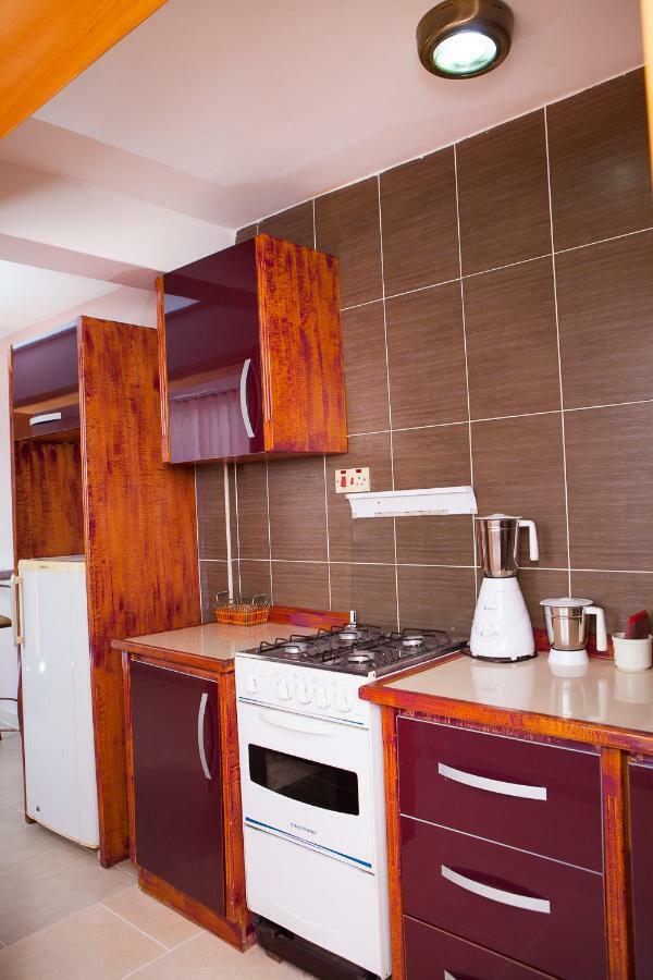 Maxwell Court Apartments Акра Екстериор снимка