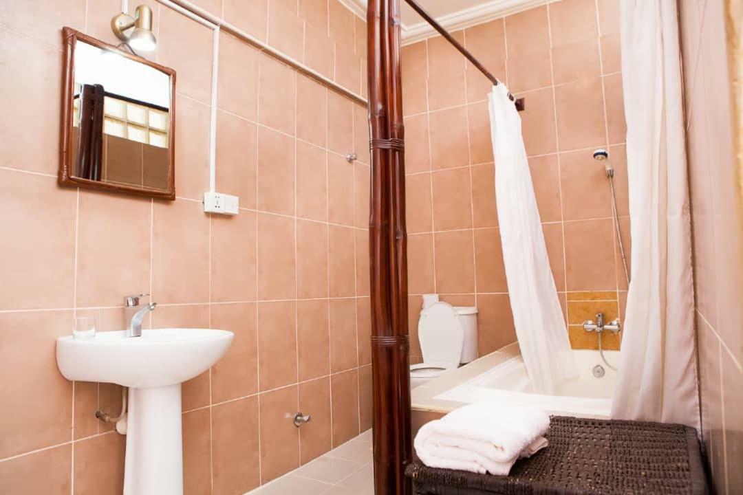 Maxwell Court Apartments Акра Екстериор снимка
