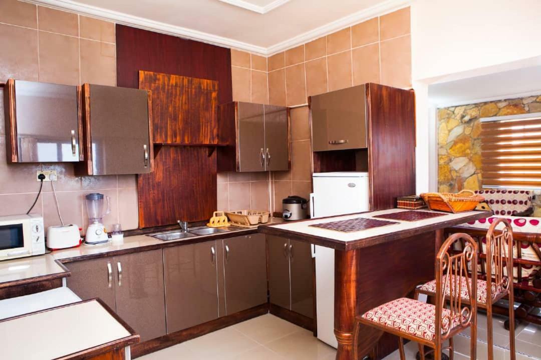 Maxwell Court Apartments Акра Екстериор снимка