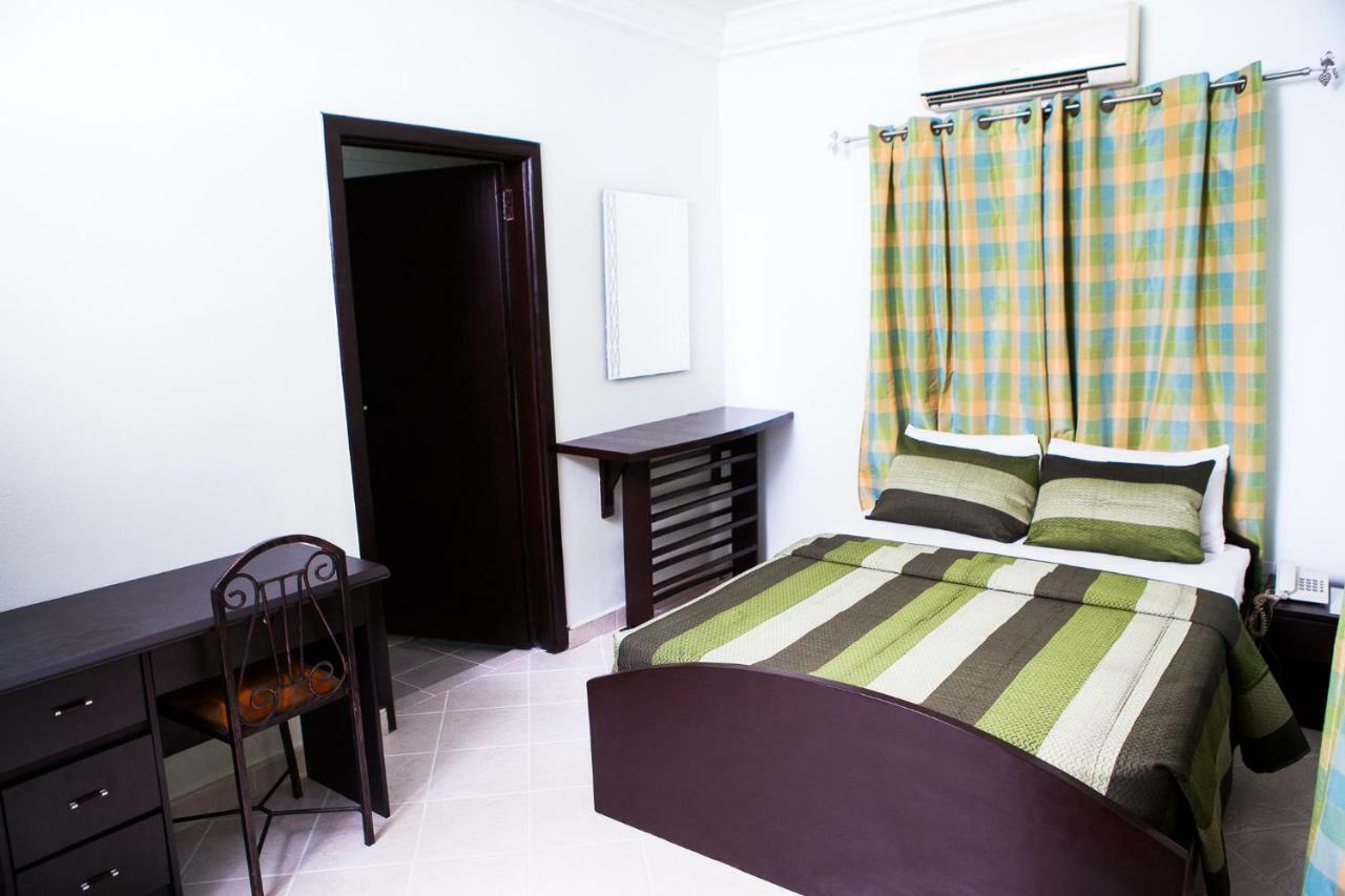 Maxwell Court Apartments Акра Екстериор снимка
