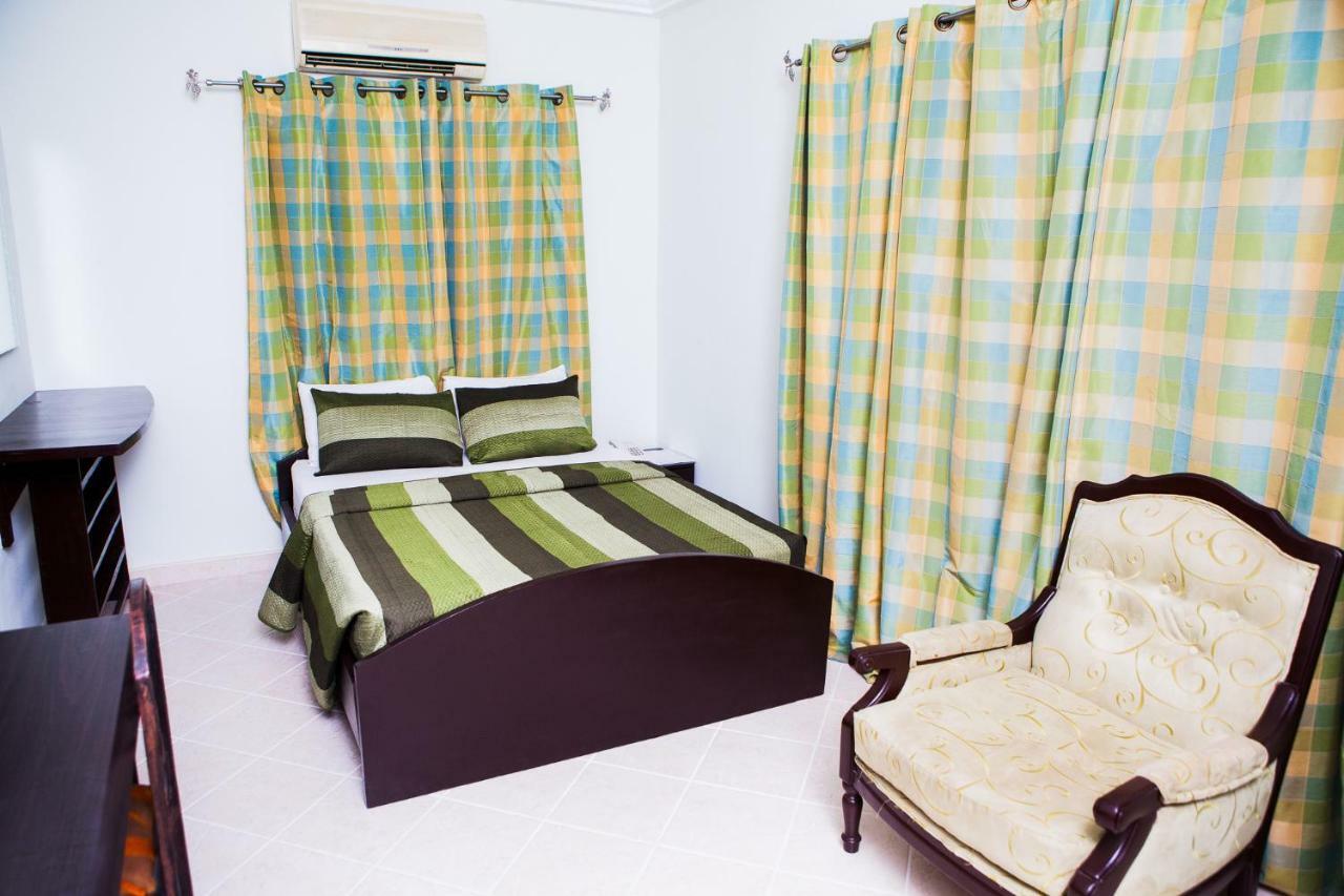 Maxwell Court Apartments Акра Екстериор снимка